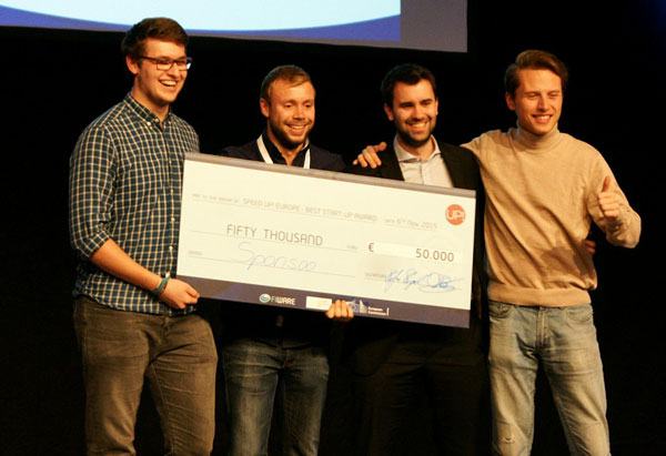 El equipo de Sponsoo recibe un cheque de €50,000 como premio en una competición de startups.